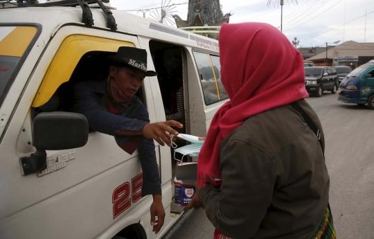 Warga Karo beraktivitas pakai masker di tengah letusan Sinabung