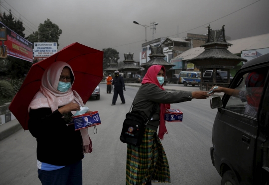 Warga Karo beraktivitas pakai masker di tengah letusan Sinabung