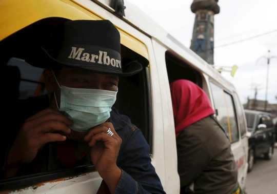 Warga Karo beraktivitas pakai masker di tengah letusan Sinabung