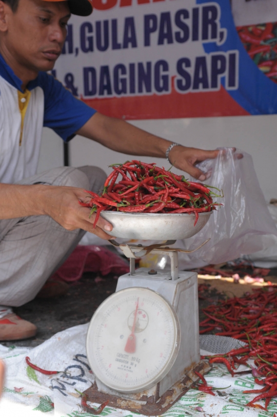 Warga serbu operasi pasar murah di Benhil