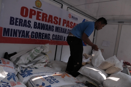 Warga serbu operasi pasar murah di Benhil