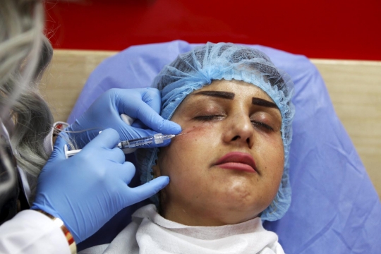 Mengintip wanita Irak percantik diri di Klinik Barbie