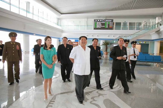 Wajah semringah Kim Jong-un lihat kemewahan Bandara Pyongyang