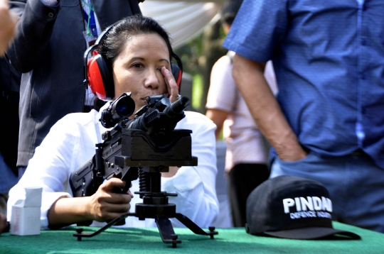 Aksi Menteri Rini Soemarno jajal senjata dan ekskavator PT Pindad