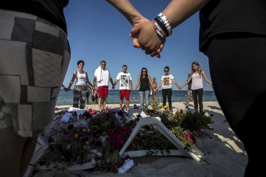 Duka kerabat doakan korban penembakan ISIS di Tunisia