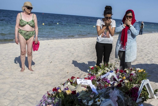 Duka kerabat doakan korban penembakan ISIS di Tunisia