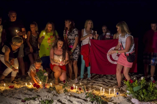 Duka kerabat doakan korban penembakan ISIS di Tunisia