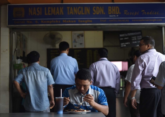 Mencicipi aneka hidangan Nasi Lemak gurih khas Malaysia