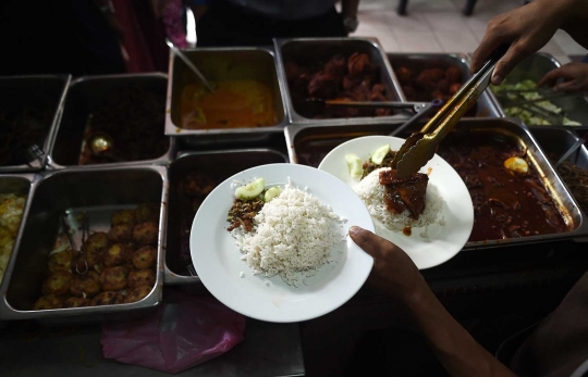 Mencicipi aneka hidangan Nasi Lemak gurih khas Malaysia