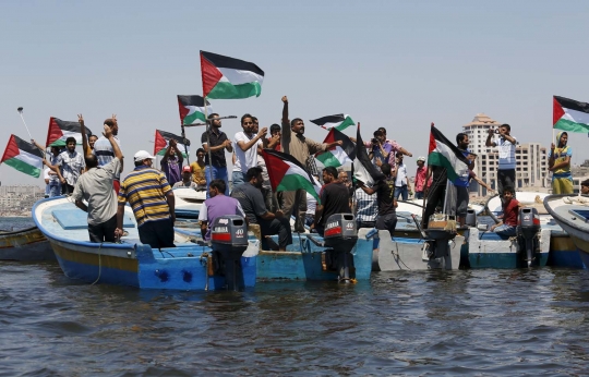 Aksi warga Palestina demo di tengah lautan protes blokade Israel