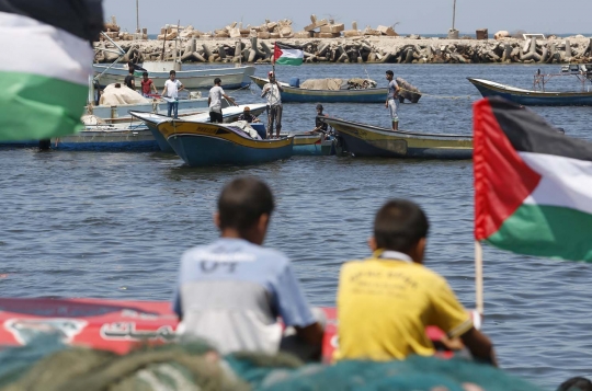 Aksi warga Palestina demo di tengah lautan protes blokade Israel