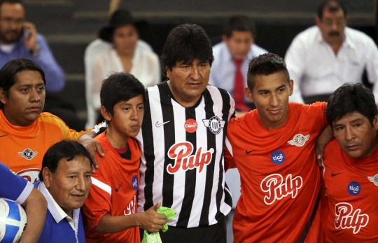 Keseruan Presiden Bolivia main bola bersama warganya