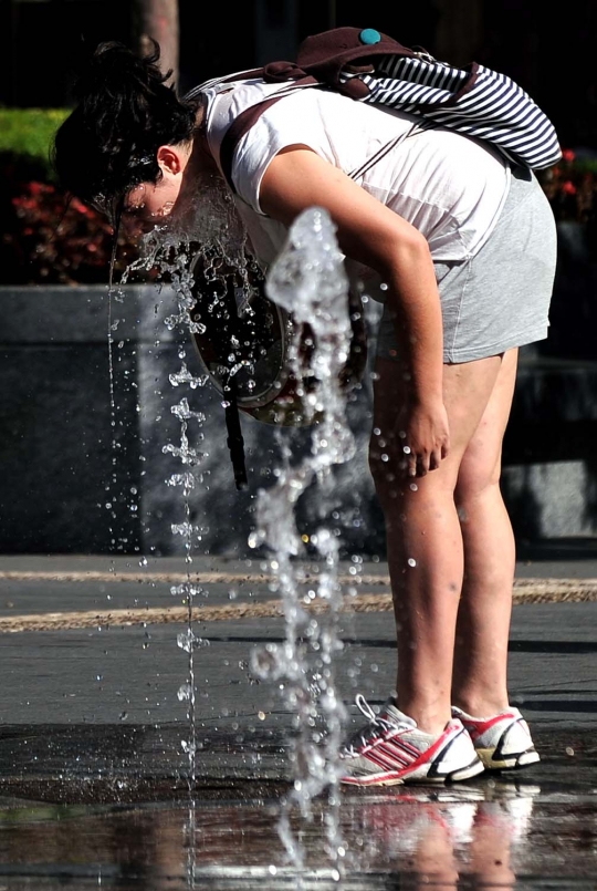 Suhu tembus 40 derajat Celcius, warga Spanyol serbu air mancur kota