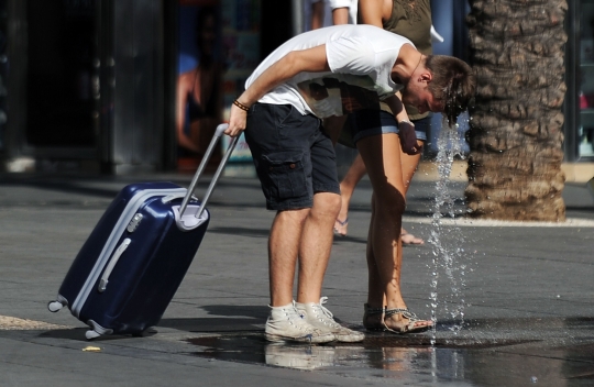 Suhu tembus 40 derajat Celcius, warga Spanyol serbu air mancur kota