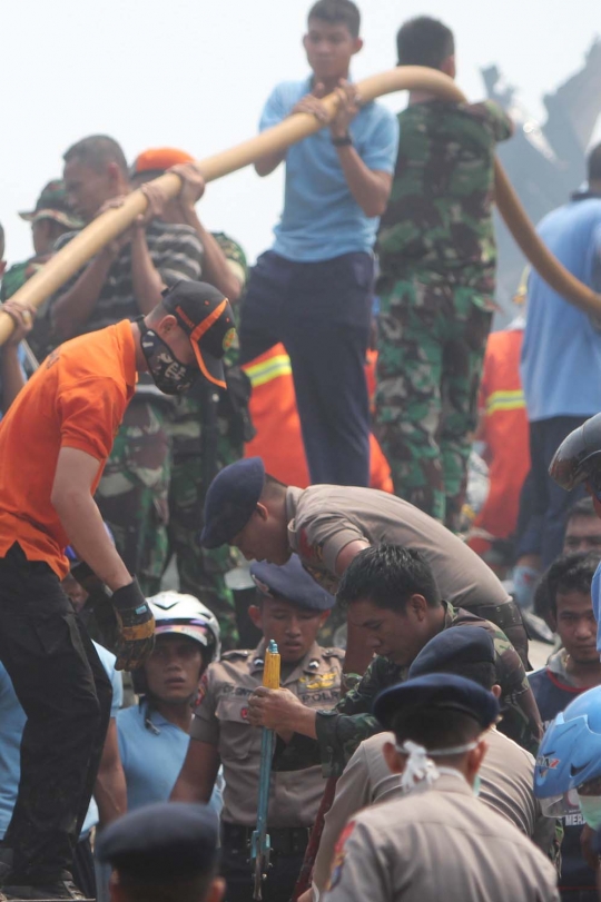 Proses evakuasi korban Hercules A-1310 yang jatuh di Medan