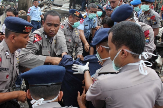 Proses evakuasi korban Hercules A-1310 yang jatuh di Medan