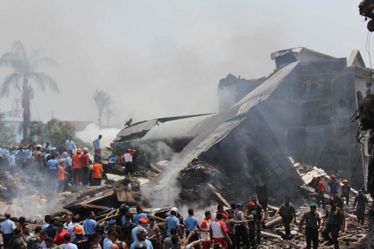 Proses evakuasi korban Hercules A-1310 yang jatuh di Medan