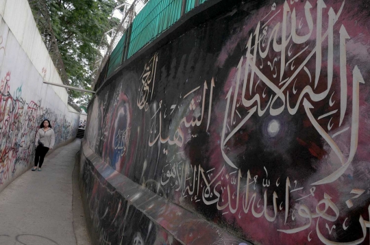 Kaligrafi Asmaul Husna hiasi akses menuju Masjid Perahu