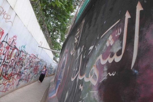 Kaligrafi Asmaul Husna hiasi akses menuju Masjid Perahu