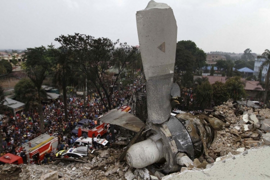 Reruntuhan Hercules TNI AU yang hancur berkeping-keping