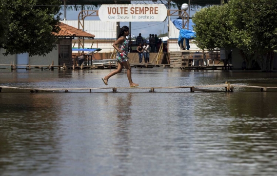 Dilanda banjir, penduduk Amazon gunakan papan untuk beraktivitas