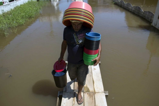 Dilanda banjir, penduduk Amazon gunakan papan untuk beraktivitas