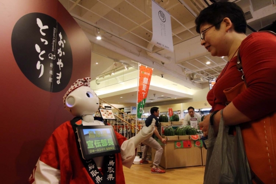 Keramahan robot Pepper saat jadi pegawai swalayan di Jepang