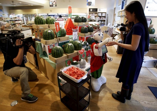 Keramahan robot Pepper saat jadi pegawai swalayan di Jepang