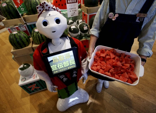 Keramahan robot Pepper saat jadi pegawai swalayan di Jepang