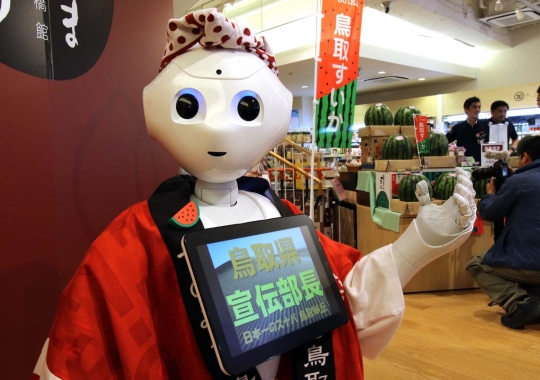 Keramahan robot Pepper saat jadi pegawai swalayan di Jepang