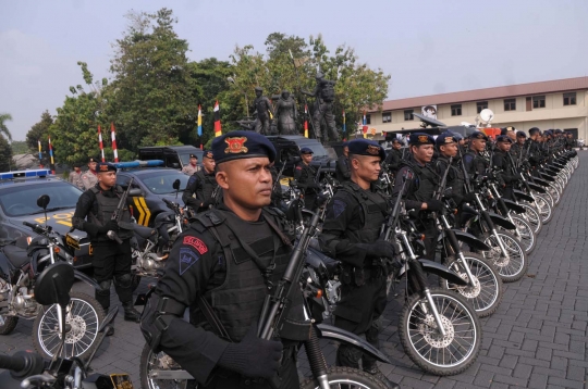 Ribuan polisi bersenjata laras panjang peringati Hari Bhayangkara