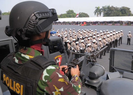 Ribuan polisi bersenjata laras panjang peringati Hari Bhayangkara