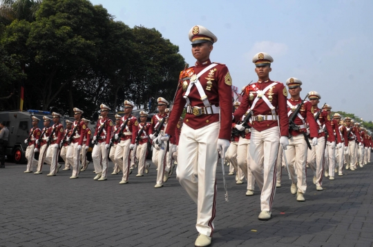 Ribuan polisi bersenjata laras panjang peringati Hari Bhayangkara