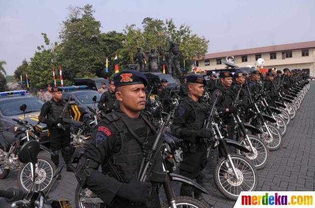 Foto Ribuan Polisi Bersenjata Laras Panjang Peringati Hari