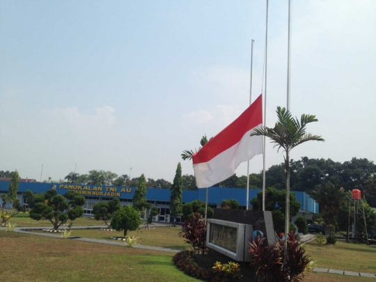 Bendera setengah tiang berkibar di Markas TNI AU Pekanbaru