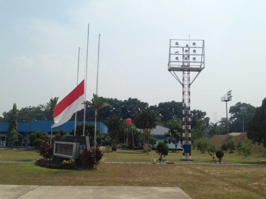 Bendera setengah tiang berkibar di Markas TNI AU Pekanbaru
