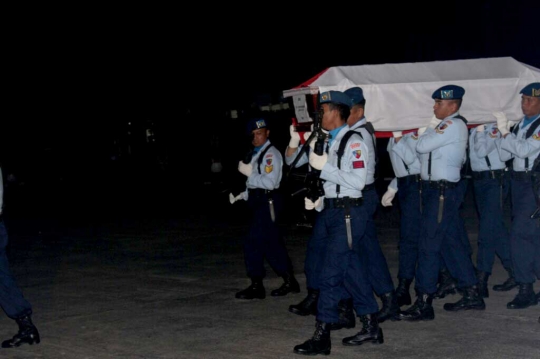 Upacara militer sambut kedatangan jenazah korban Hercules di Malang
