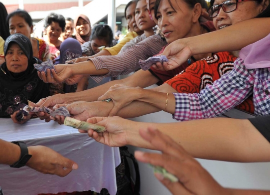 Warga antre berebut sembako murah di Pasar Rakyat