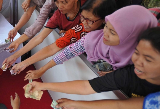 Warga antre berebut sembako murah di Pasar Rakyat