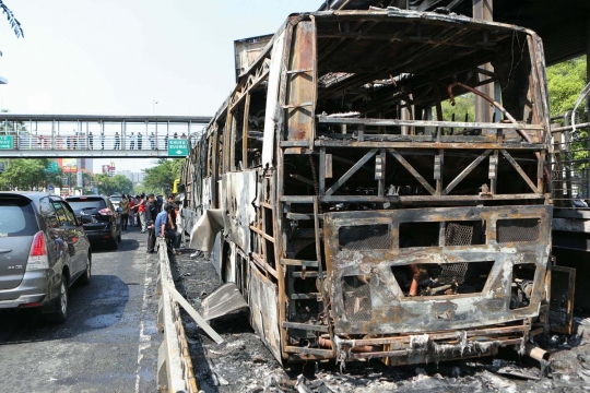 Ini kondisi Transjakarta terbakar di Salemba, tinggal rangkanya saja