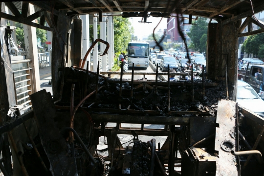 Ini kondisi Transjakarta terbakar di Salemba, tinggal rangkanya saja