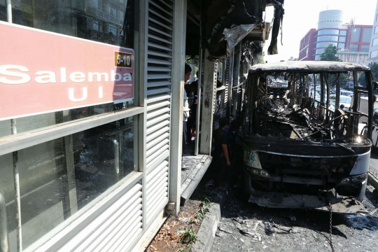 Ini kondisi Transjakarta terbakar di Salemba, tinggal rangkanya saja