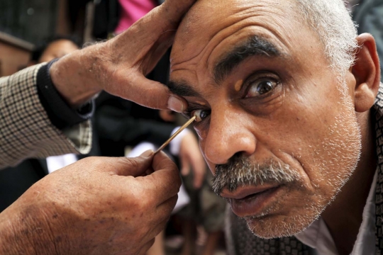 Ramadan, pria Yaman ramai-ramai bersihkan mata dengan kohl