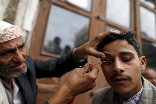 Ramadan, pria Yaman ramai-ramai bersihkan mata dengan kohl
