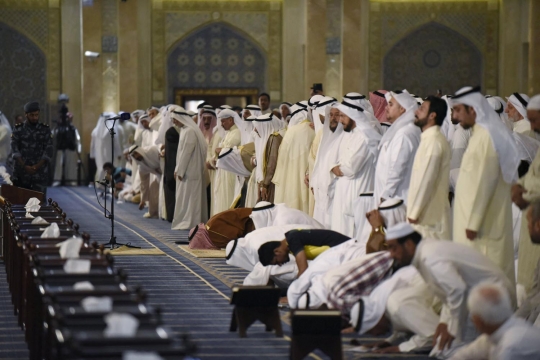 Keharmonisan muslim Sunni dan Syiah Kuwait salat bersama