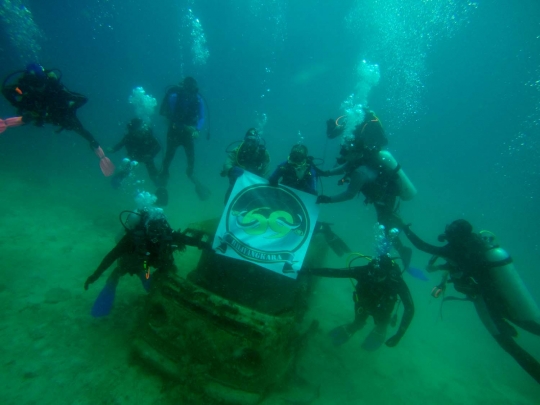 Aksi polisi peringati Hari Bhayangkara Ke-69 di bawah laut