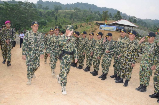 Gaya Menhub Jonan jajal tank dan tembakkan artileri Marinir