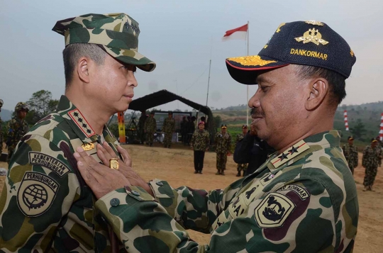 Gaya Menhub Jonan jajal tank dan tembakkan artileri Marinir