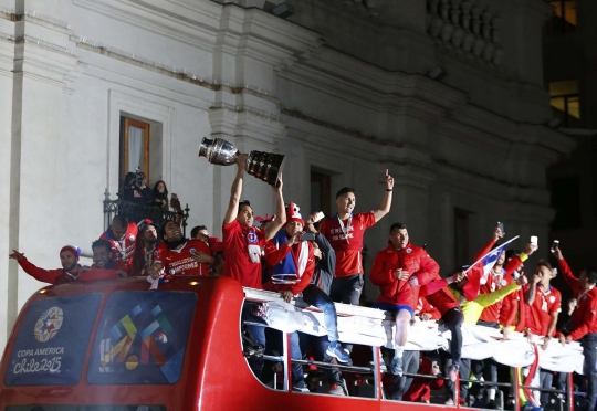 Bentrokan sengit polisi vs suporter hiasi pesta juara Chile