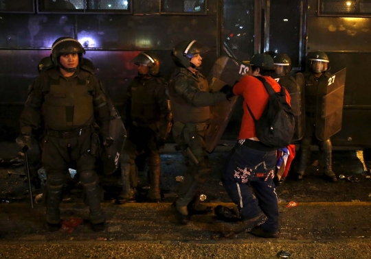 Bentrokan sengit polisi vs suporter hiasi pesta juara Chile